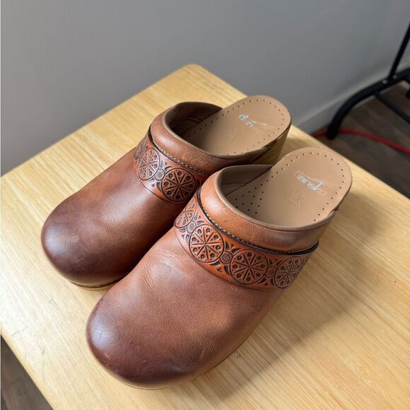 Dansko Saundra Tan Waxy Burnished Leather Embossed Clogs Mules Size EU 40 - Picture 7 of 7